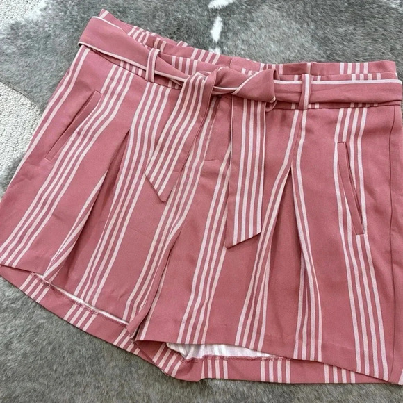NWT Torrid 5” Stretch Crepe Mid-Rise Tie Front Shorts - Picture 3 of 11
